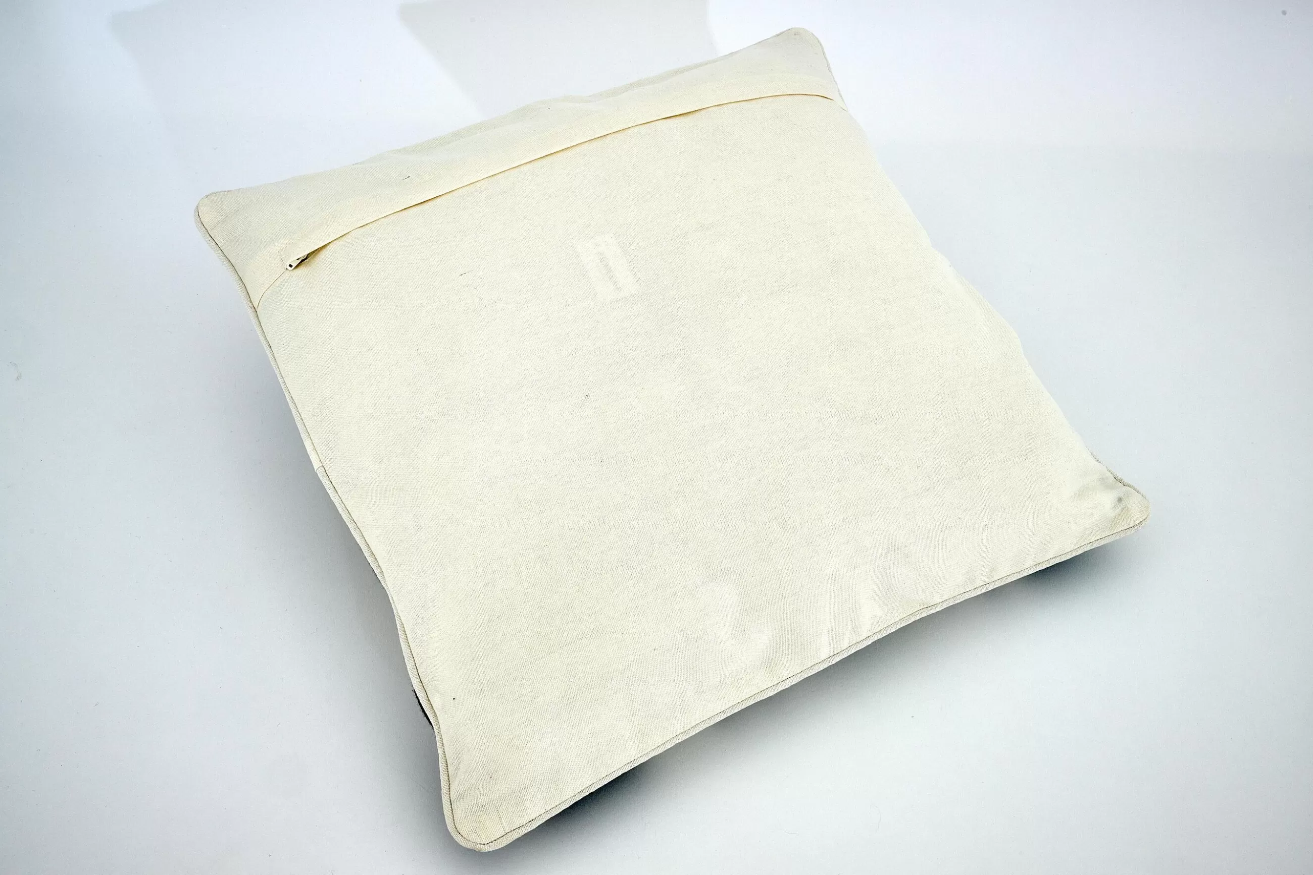 Donita, Cushion, Model 2^Flamant Online